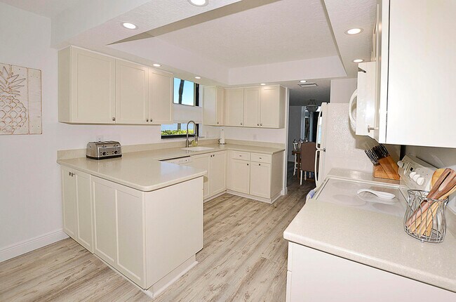 Building Photo - 1820 Tarpon Ln