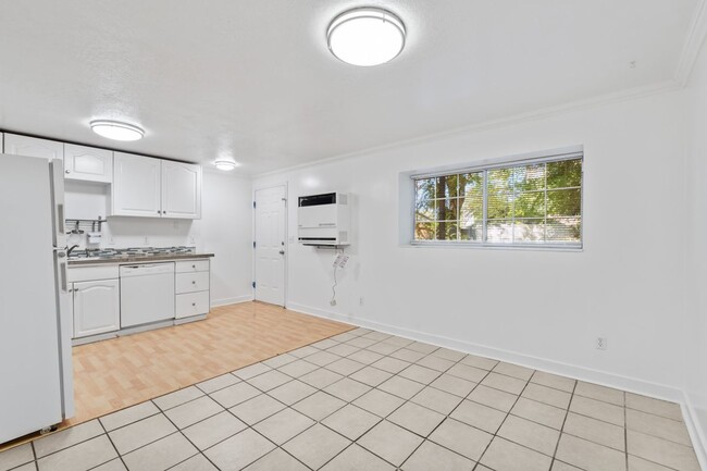 Building Photo - Canyon Road Townhomes