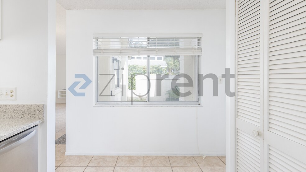 Building Photo - Unit