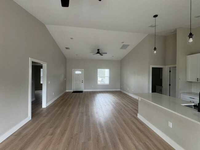Building Photo - 16475 Mc Laury Ave