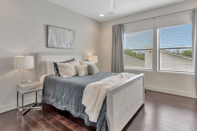 Building Photo - Stunning Home near Downtown Houston