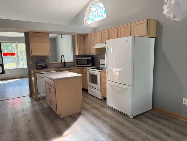 Building Photo - Spacious 3BR 2BA w/ Fenced Yard • 2-Car Garage  • Deck & Patio near Pickerington Schools