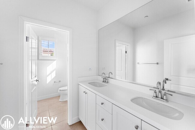 Building Photo - Gorgeous 3 bedroom 2.5 bath home in the newly constructed association of Eastwood Village!