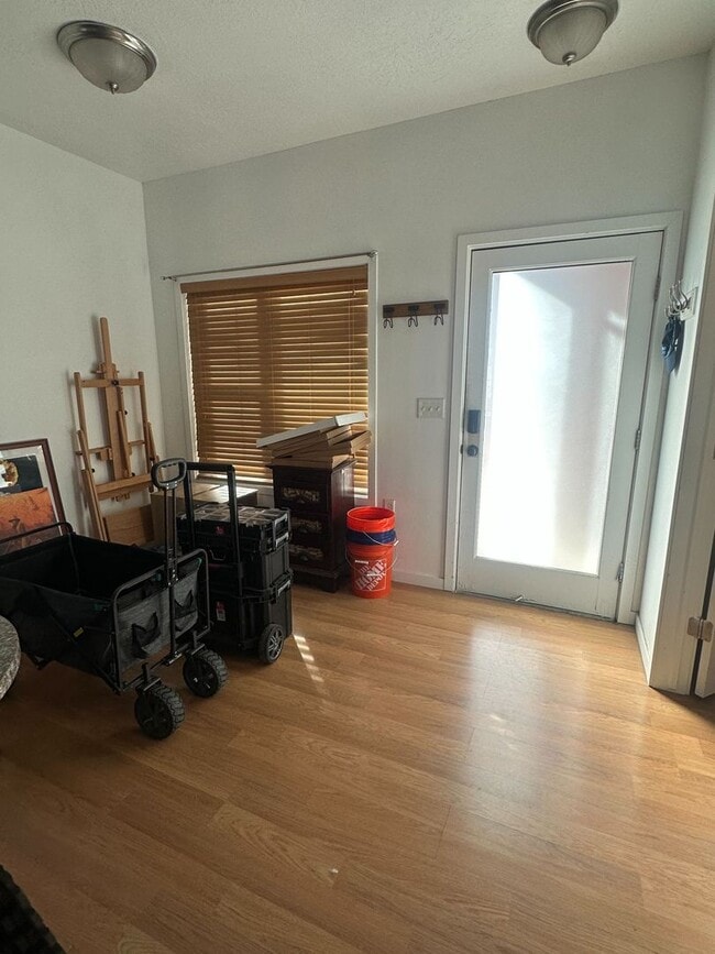 Building Photo - Gorgeous Condo!