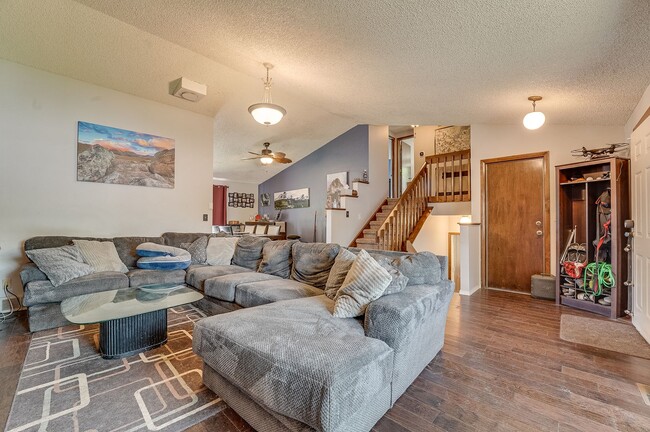 Building Photo - 3 bed, 2 bath Tri-Level in Brown Farm Subdivision