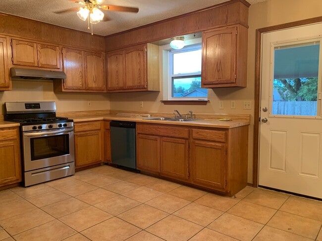 Building Photo - Well Maintained Home In Glenpool!