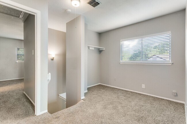 Building Photo - 4-BEDROOM ON CUL DE SAC IN SUNRISE