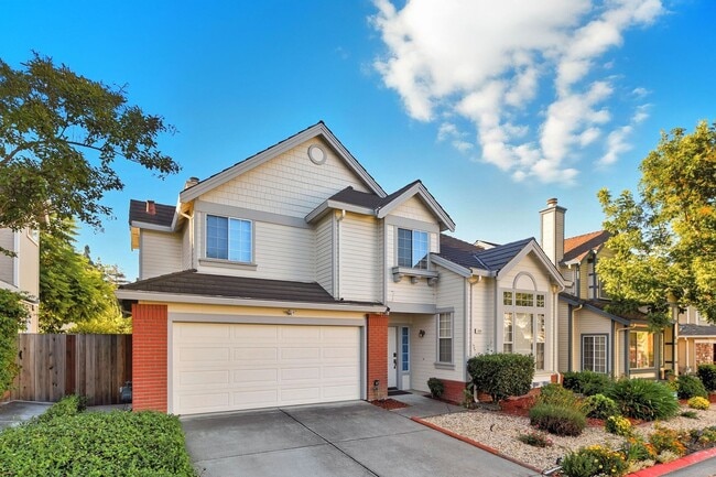 Building Photo - Updated Family Spacious Home w/ Fenced in ...