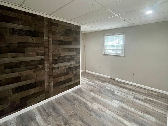 Building Photo - 3 Bedroom in Alton