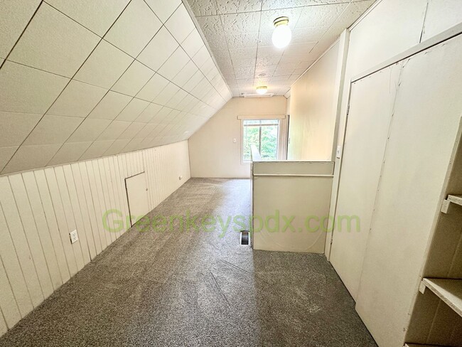 Building Photo - 3-Bedroom, 2-Bathroom House with Attached Garage and Workshop Near Belmont and SE 45th