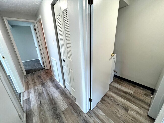 Building Photo - Stunning Condo Unit - 2 Bedroom with Balcony - Hopewell Township