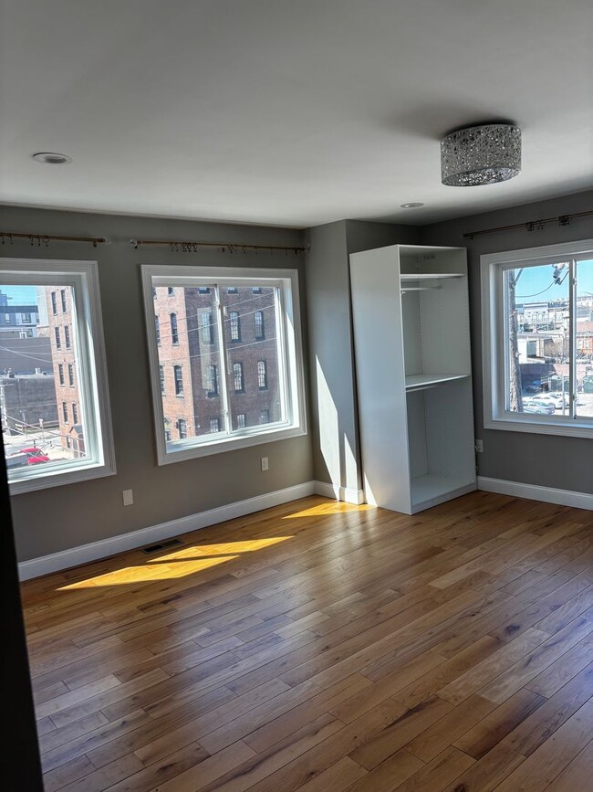 Building Photo - Gorgeous 3 Bedroom with Two Roof-Decks w/C...