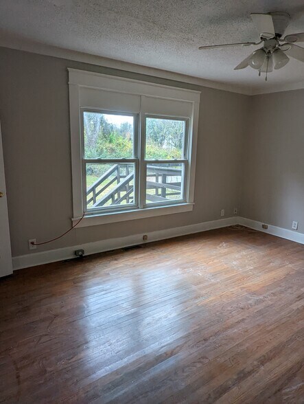 Building Photo - 1004 Ewing Blvd