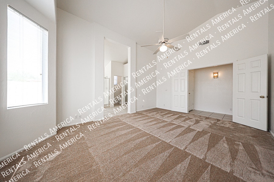 Building Photo - 7257 E Lakeview Ave