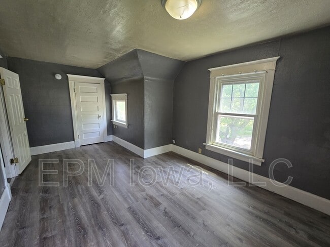 Building Photo - 402 Sunnyside Ave