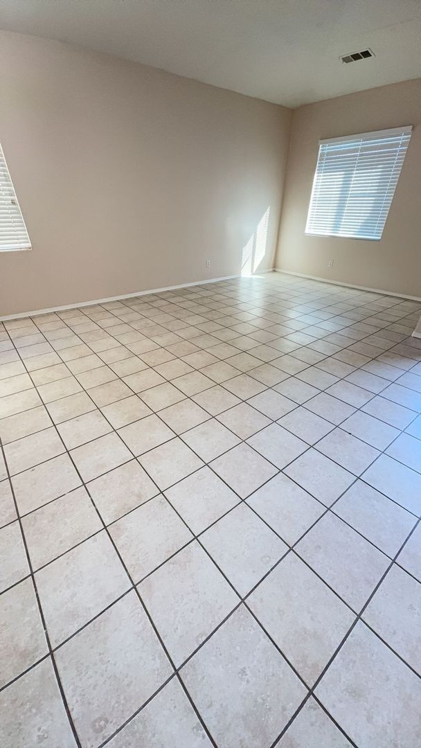 Building Photo - 3 BEDROOM VICTORVILLE HOME