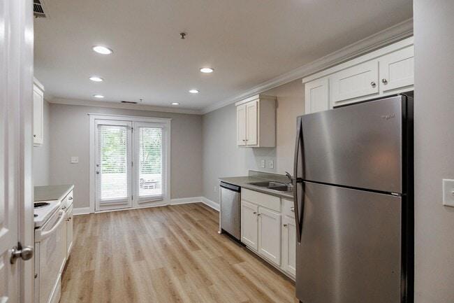 Building Photo - Ground-level, one-story condo in the highly sought-after gated community, The Woodlands of Athens!