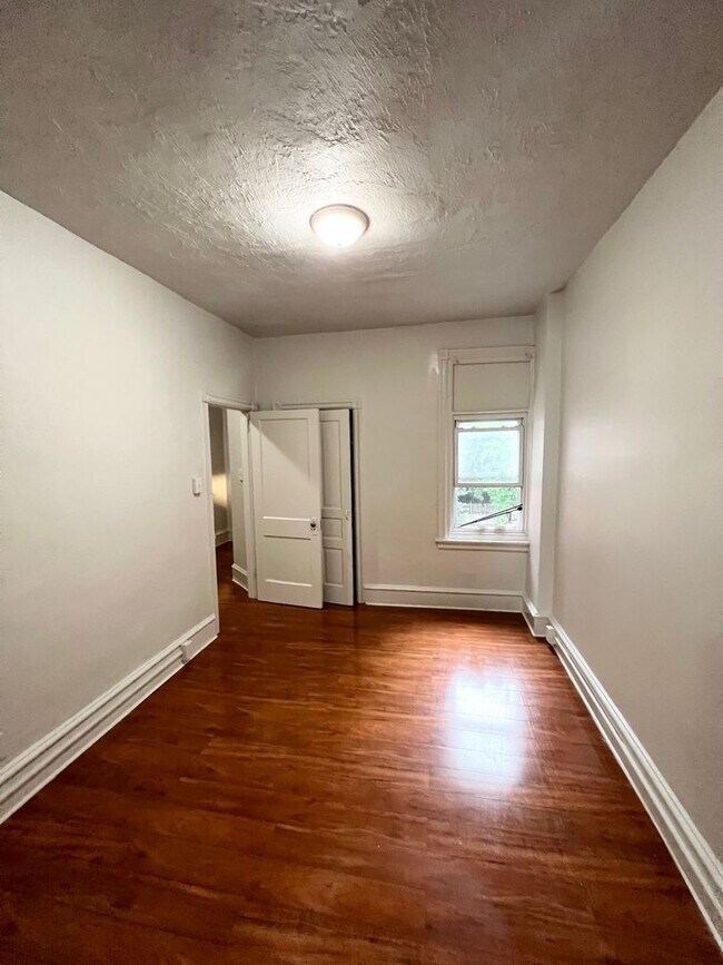 Building Photo - Spacious 3 or 4 Bedroom 2 Bathroom Available in Oakland, Modern Updates and Great Front Porch and...