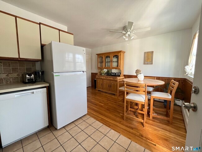 Building Photo - 25 Riverside Dr