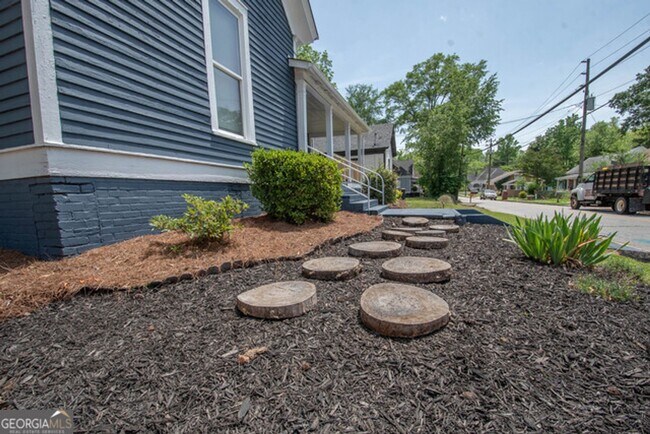 Building Photo - Will not last! Walk to the square in Newna...
