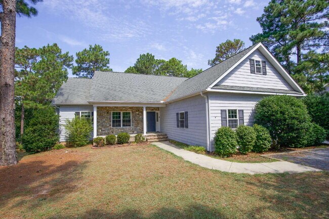 Building Photo - "Spacious 3-Bedroom Retreat with 3200 Sq Ft of Comfort in Seven Lakes!"