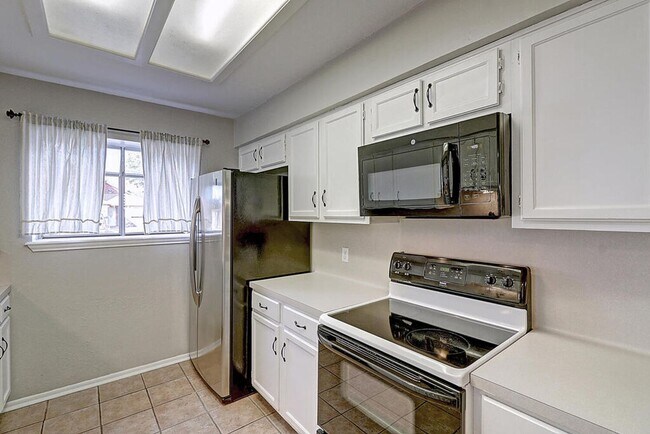 Building Photo - 913 St Timothy St