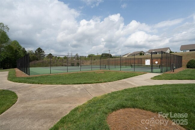 Building Photo - 4938 El Molino Dr