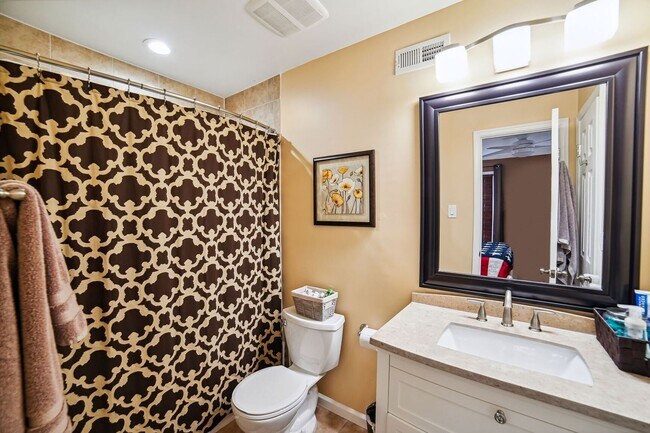 Building Photo - Wonderful 2BR/3.5BA townhouse located in B...