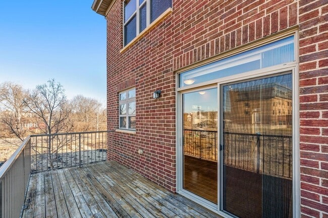 Building Photo - 731 Mercer St