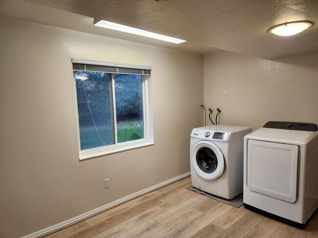 Building Photo - Great 5 Bed 3 Bath Remodeled Home
