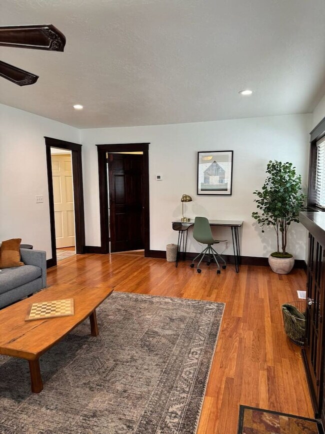 Building Photo - 3076 Melbourne St