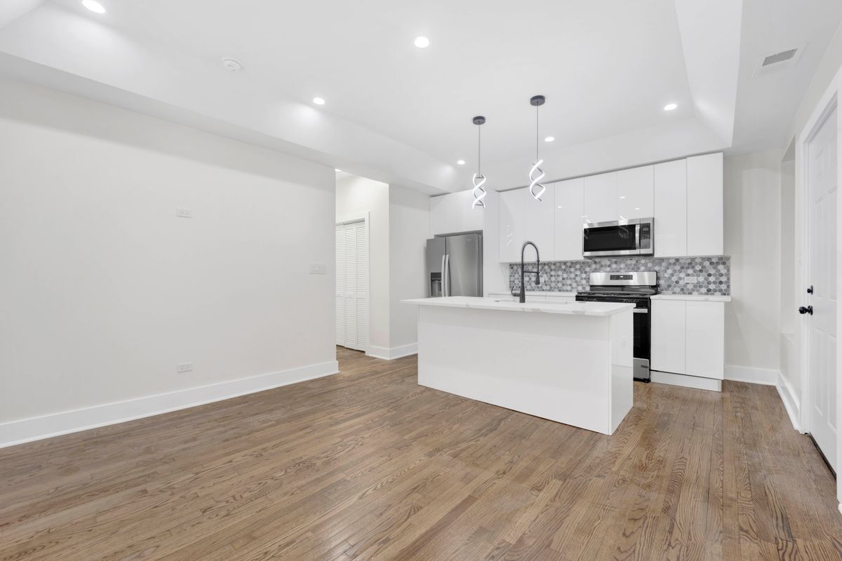 Building Photo - 4927 S Prairie Ave