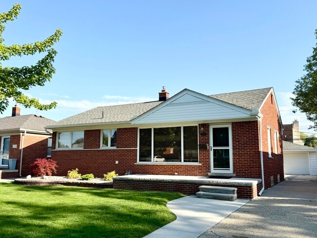 Primary Photo - 17104 Englewood Ave