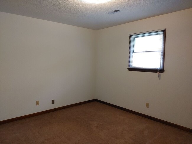 Building Photo - 611 Sycamore Cir
