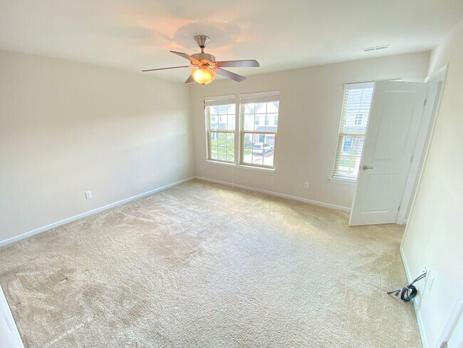 Building Photo - 3bed/2.5ba townhome Ideally Located betwee...
