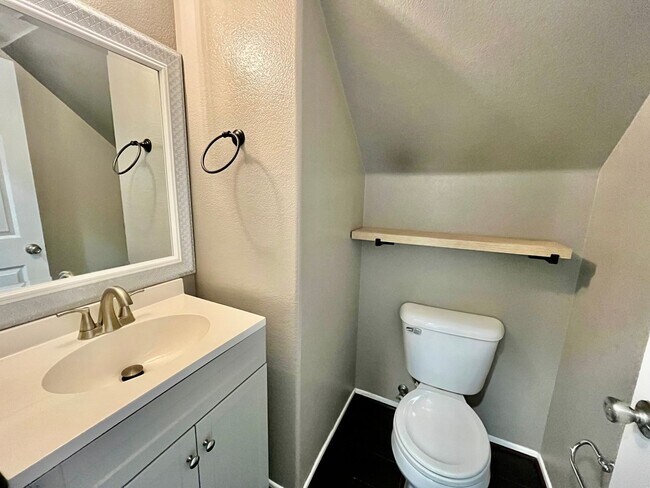 Building Photo - Beautiful 3B/2.5BA House w/ Large Yard, W/...