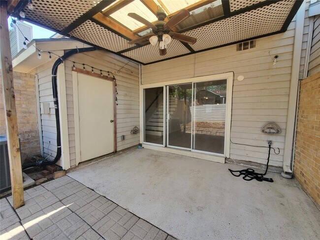 Building Photo - 2030 Plantation Dr