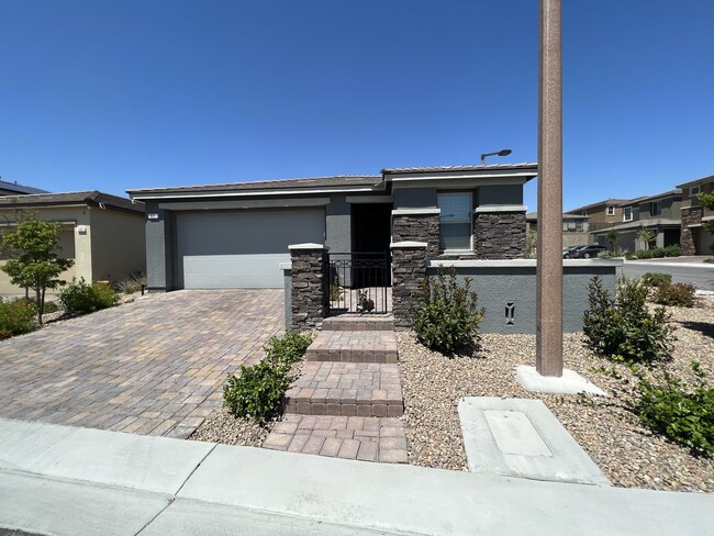 Front view with gated porch - 331 Coastal Redwood St
