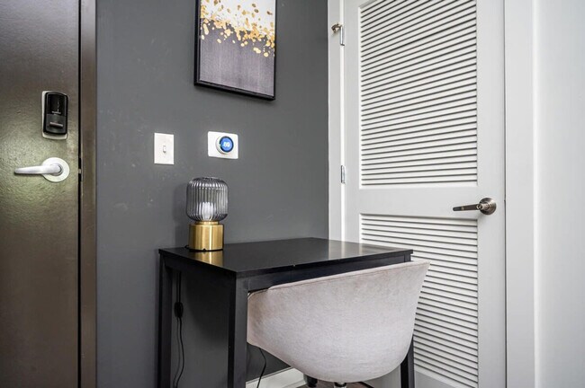 Building Photo - 525 Parkway Dr NE