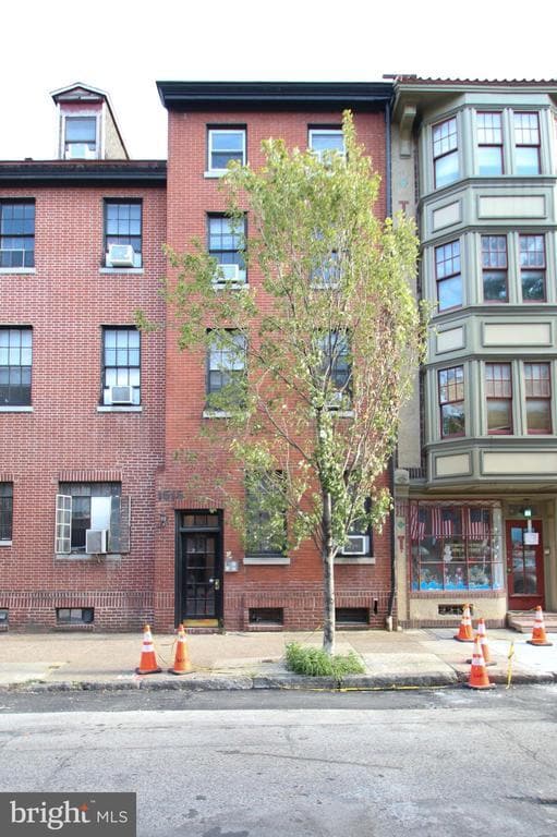 Building Photo - 1616 Pine St