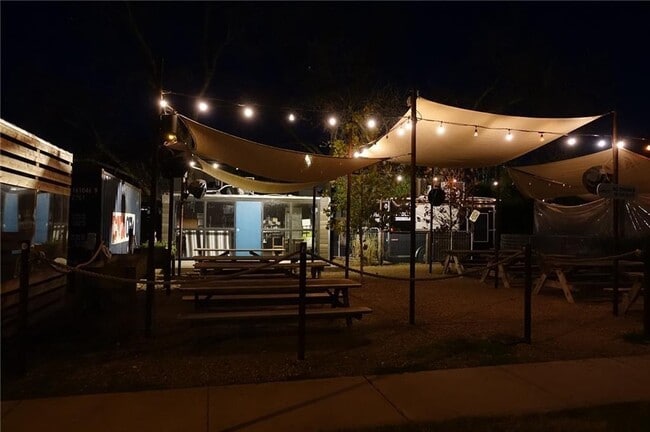 Building Photo - 2413 E 9th St