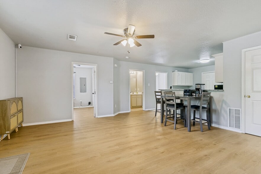 Building Photo - 107 S Crawford St