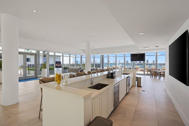 Building Photo - 220 Lake Shore Dr