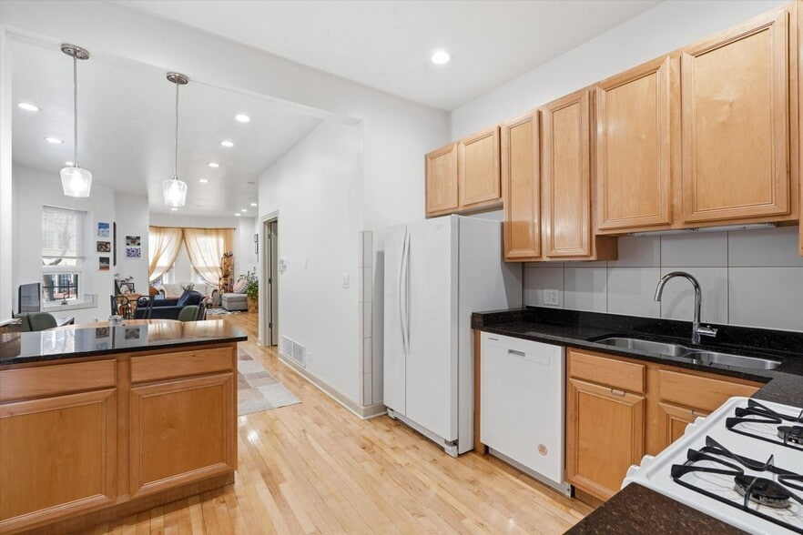 Building Photo - 5739 N Winthrop Ave