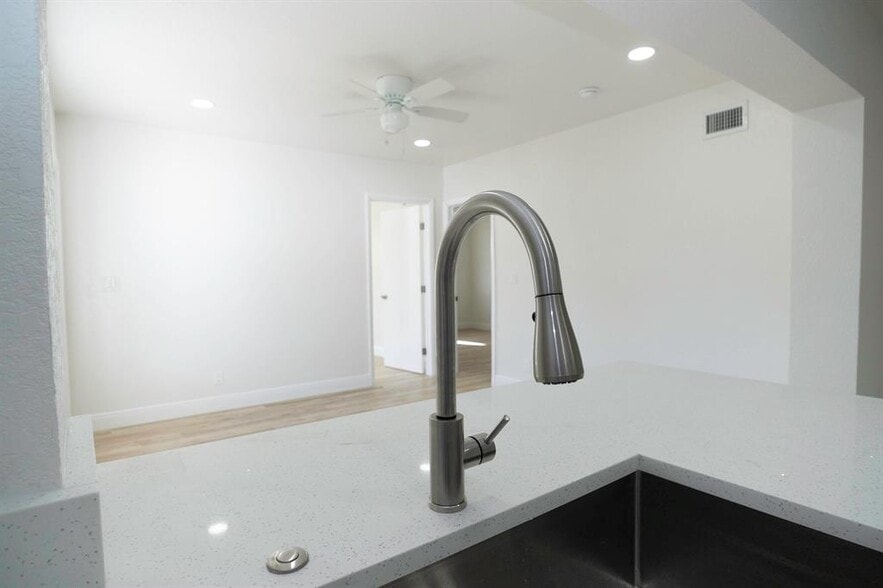 Building Photo - 924 NW 11th Ct