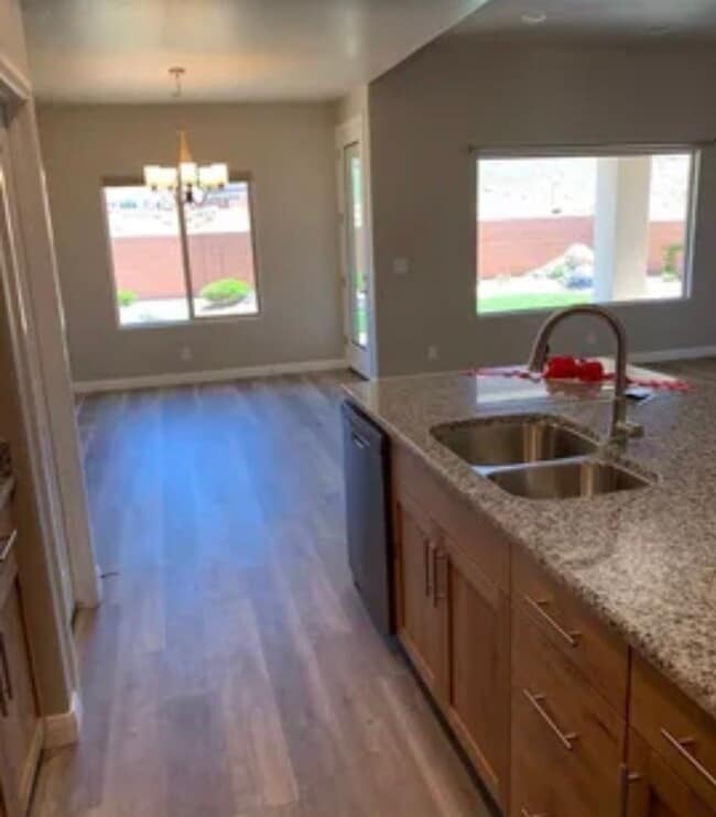 Building Photo - 938 N Sandy Talus Dr
