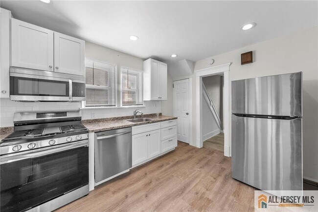 Building Photo - 34 Maple Ave