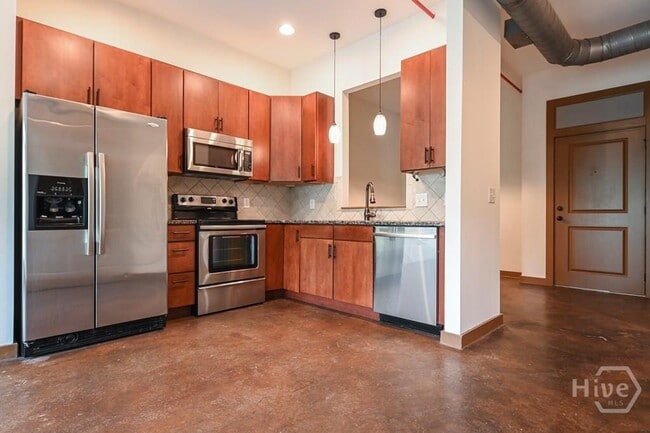 Building Photo - 250 Martha Dr