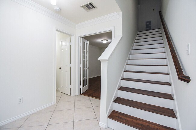 Building Photo - 1622 W 25th St