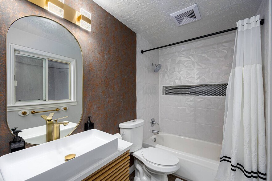 Building Photo - 9465 S Streatham Rd